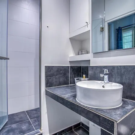 Apartment Nemo, Avec Mezzanine Sur Cour Porte Maillot *